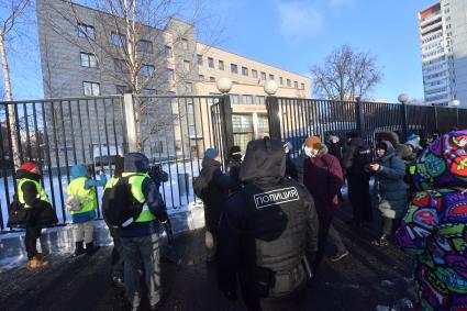 Москва. Сторонники оппозиционера Алексея Навльного у здания Бабушкинского суда, где проходит заседание по делу А. Навального, обвиняемого в клевете в отношении ветерана.