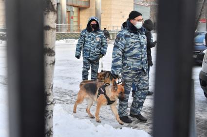 Москва. Сотрудник службы судебных приставов у здания Бабушкинского суда, где проходит заседание по делу А. Навального, обвиняемого в клевете в отношении ветерана.