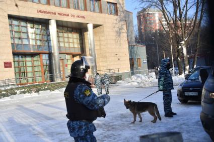 Москва. Сотрудник службы судебных приставов у здания Бабушкинского суда, где проходит заседание по делу А. Навального, обвиняемого в клевете в отношении ветерана.