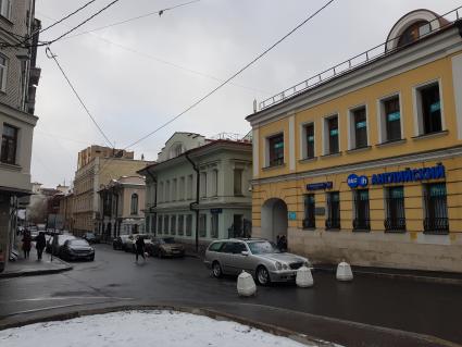 Москва. Вид на несколько исторических зданий в Большом Палашевском переулке.