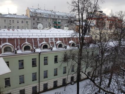 Москва. Вид из окна жилого дома в Трехпрудном переулке на историческое здание в Большом Палашевском переулке.