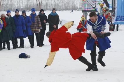 Барнаул.  Потешные бои  во время фестиваля `Сибирсквая масленица`.