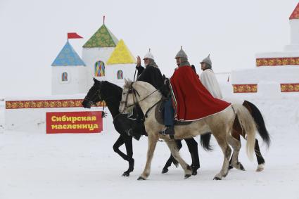 Барнаул. Участники театрализованного масленичного шествия по мотивам  русских сказок   во время фестиваля `Сибирсквая масленица`.