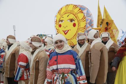 Барнаул. Участники театрализованного масленичного шествия  во время фестиваля `Сибирсквая масленица`.