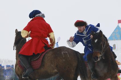 Барнаул.  Потешные бои  во время фестиваля `Сибирсквая масленица`.