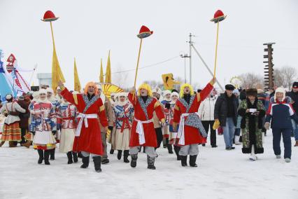 Барнаул. Участники театрализованного масленичного шествия  во время фестиваля `Сибирсквая масленица`.
