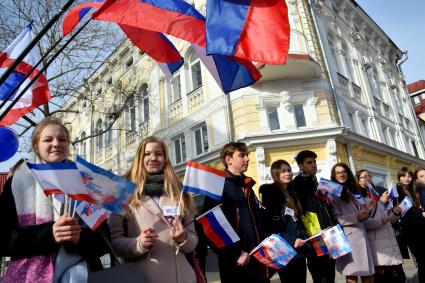 Крым. Молодые люди во время фестиваля `Крымская весна` посвященного 5-летию Общекрымского референдума 2014 года и воссоединения Крыма с Россией.