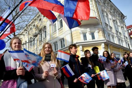 Крым.  Молодые люди  во время фестиваля `Крымская весна` посвященного 5-летию Общекрымского референдума 2014 года и воссоединения Крыма с Россией.