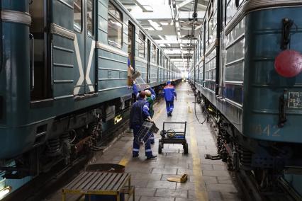 Москва. Дезинфекция вагонов  в депо московского метрополитена Свиблово.