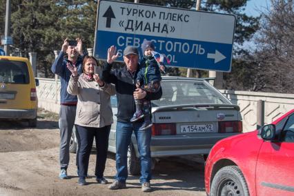 Крым. Участники автопробега в честь пятой годовщины проведения Общекрымского референдума и воссоединения Крыма с Россией.