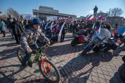 Крым. Участники автопробега в честь пятой годовщины проведения Общекрымского референдума и воссоединения Крыма с Россией.