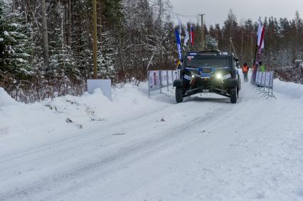 Ленинградская область. Участник бахи `Россия - Северный Лес - 2020` во время прохождения маршрута.