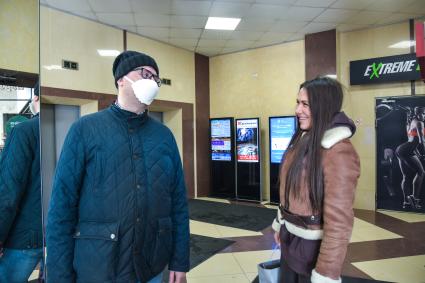 Новосибирск. Мужчина в самодельной защитной маске во время пандемии коронавируса COVID-19.