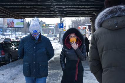 Новосибирск. Девушка и мужчина в самодельных защитных масках во время пандемии коронавируса COVID-19.