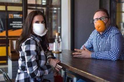 Новосибирск. Девушка и мужчина в самодельных защитных масках во время пандемии коронавируса COVID-19.
