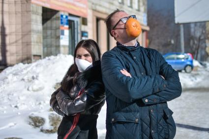 Новосибирск. Девушка и мужчина в самодельных защитных масках во время пандемии коронавируса COVID-19.