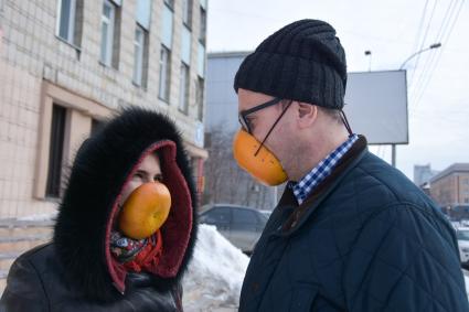 Новосибирск. Девушка и мужчина в самодельных защитных масках во время пандемии коронавируса COVID-19.