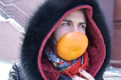 Новосибирск. Девушка в самодельной защитной маске во время пандемии коронавируса COVID-19.