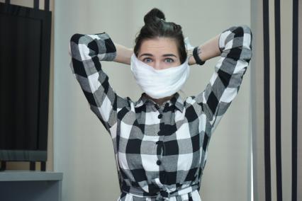 Новосибирск. Девушка в самодельной защитной маске во время пандемии коронавируса COVID-19.