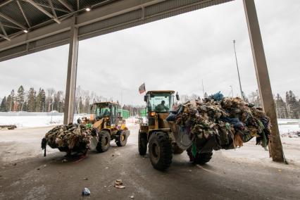 Московская область. Загрузка мусора на территории  комплекс по переработке отходов (КПО)  Север  в Сергиевом Посаде компании  РТ-Инвест.