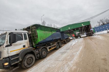 Московская область. Разгрузка мусоровоза для сортировки мусора на территории  комплекса по переработке отходов (КПО)  Север  в Сергиевом Посаде компании  РТ-Инвест.