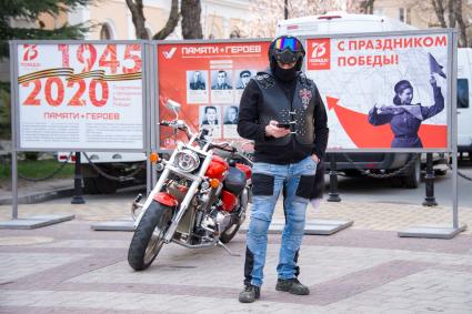 Крым, Симферополь. Мотоциклист на улице города.