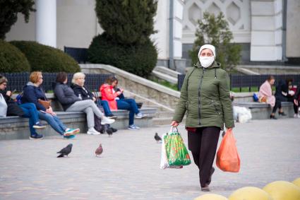 Крым, Симферополь. Женщина  в медицинской маске.