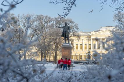 Санкт-Петербург. Скульптура А. С. Пушкина и здание Русского музея.