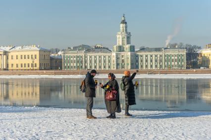 Санкт-Петербург. Прохожие фотографируются на Английской набережной.