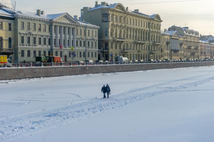 Санкт-Петербург. Мужчины идут по льду реки Невы.