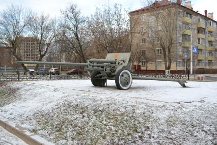 Московская область, Подольск.  57-мм противотанковая пушка образца 1941г (ЗиС-2) на улице Кирова.