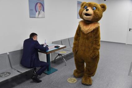 Москва. Мужчина заполняет документы перед вакцинацией против COVID-19 российской вакциной `Гам-КОВИД-Вак` (`Спутник V`) в пункте вакцинации от коронавируса в ТРЦ `Щелковский`.