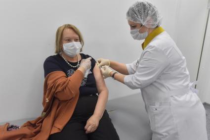 Москва. Медсестра делает женщине прививку вакциной `Гам-Ковид-Вак` (`Спутник V`) от коронавирусной инфекции COVID-19 в прививочном пункте выездной бригады вакцинации в ТРЦ `Щелковский`.