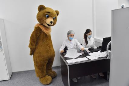 Москва. Аниматор перед вакцинацией против COVID-19 российской вакциной `Гам-КОВИД-Вак` (`Спутник V`) в пункте вакцинации от коронавируса в ТРЦ `Щелковский`.