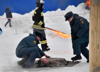 Москва.  Во время демонстрационного показа  образцов пожарно-спасательной техники на полигоне  ВНИИПО МЧС РФ.