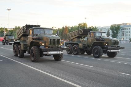 Самара. Военная техника на улицах города во время репетиции Парада Победы.