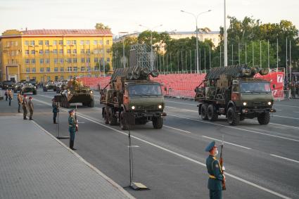 Самара. Военная техника на улицах города во время репетиции Парада Победы.