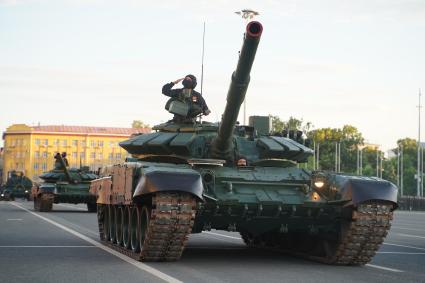 Самара. Военная техника на улицах города во время репетиции Парада Победы.