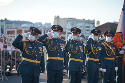 Самара. Военнослужащие в медицинских масках во время репетиции Парада Победы .