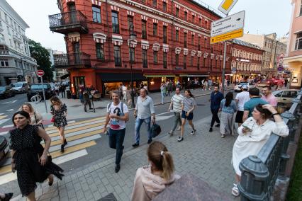 Москва. Люди гуляют на Патриарших прудах после отмены режима самоизоляции.