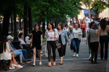 Москва. Люди гуляют на Патриарших прудах после отмены режима самоизоляции.