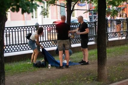 Москва. Люди гуляют на Патриарших прудах после отмены режима самоизоляции.