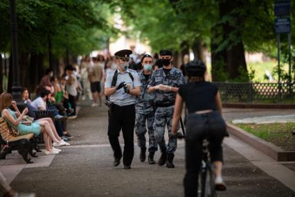 Москва. Сотрудники полиции в медицинских масках на Патриарших прудах после отмены режима самоизоляции.