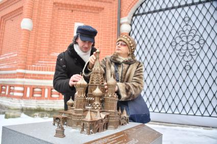 Москва. Слабовидящие посетители во время презентации тактильных моделей для незрячих и слабовидящих посетителей   в храме Василия Блаженного (Покровском соборе) на Красной площади.