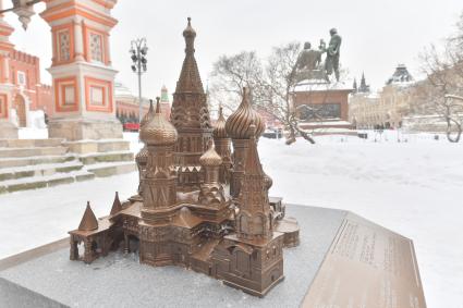 Москва.  Тактильная модель  для незрячих и слабовидящих посетителей храма  Василия Блаженного (Покровском соборе) на Красной площади.