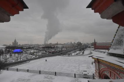 Москва. Вид на Большой Москворецкий мост со стороны храма Василия Блаженного.