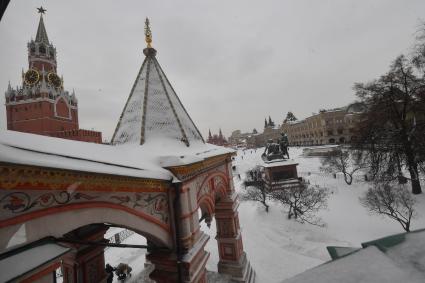 Москва.  Вид на Красную площадь со стороны Храма Василия Блаженного.