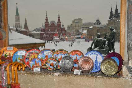 Москва.  Продажа сувенирной продукции у храма Василия Блаженного.