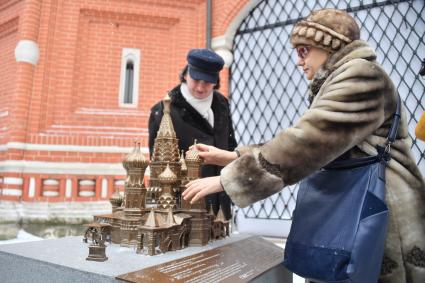 Москва. Слабовидящие посетители во время презентации тактильных моделей для незрячих и слабовидящих посетителей   в храме Василия Блаженного (Покровском соборе) на Красной площади.