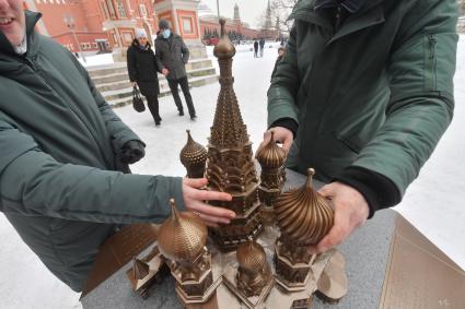 Москва. Слабовидящие посетители во время презентации тактильных моделей для незрячих и слабовидящих посетителей   в храме Василия Блаженного (Покровском соборе) на Красной площади.